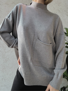 Suéter gris con cuello alto y bolsillo frontal, ideal para un look casual y cómodo.