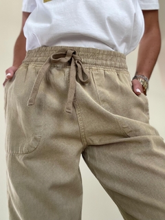 Pantalón Serena de color beige con cintura elástica y lazo, combinado con una camiseta blanca.