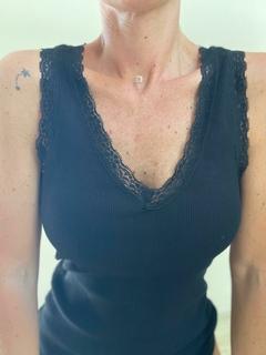 Remera negra sin mangas con detalle de encaje en el escote, modelo Kore.