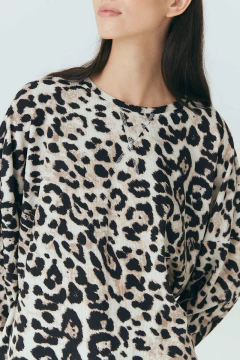 Buzo liviano waffle animal print, con escote redondo. Viene en conjunto opcional con el pantalón 