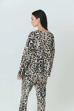 Buzo liviano waffle animal print, con escote redondo. Viene en conjunto opcional con el pantalón 
