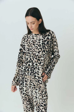 Buzo liviano waffle animal print, con escote redondo. Viene en conjunto opcional con el pantalón 