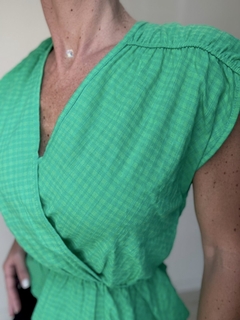 Blusa verde de manga corta con textura a cuadros, vista en primer plano