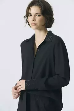 Camisa clásica de gasa, con manga larga, y detalle de cristales strass en la parte del cuello y mangas.﻿