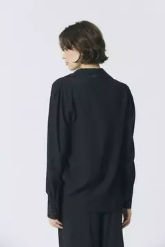 Camisa clásica de gasa, con manga larga, y detalle de cristales strass en la parte del cuello y mangas.﻿