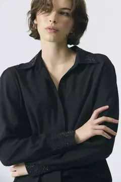 Camisa clásica de gasa, con manga larga, y detalle de cristales strass en la parte del cuello y mangas.﻿