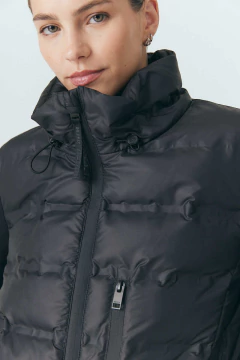 Campera Puffer con mangas Neoprene. Corte cuadrado﻿. detalle de cuello alto