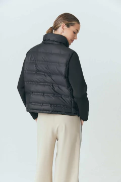 Campera Puffer con mangas Neoprene. Corte cuadrado﻿. vista tracera