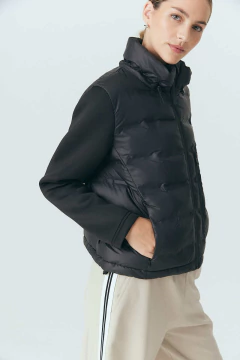 Campera Puffer con mangas Neoprene. Corte cuadrado﻿ de costado