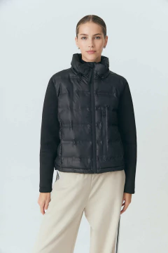 Campera puffer, con mangas neoprene. 
