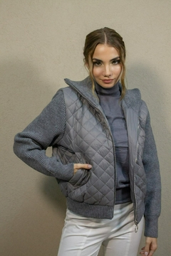 Mujer usando campera Tempestad gris con diseño combinado de tejido y acolchado