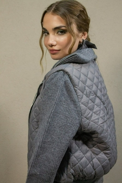 campera Tempestad gris con diseño combinado de tejido y acolchado