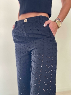Pantalones Palazzo Marfil de ZARA, con diseño elegante y detalles de calados en la tela, presentados en color negro.