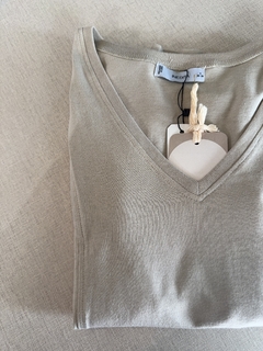 Remera manga larga de jersey de algodón escote en ''v'', con solapa en sisas delanteras y espalda. Composición: 100% algodón