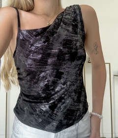 Remera de terciopelo negra con diseño suave, de tirantes asimétricos, ideal para ocasiones nocturnas.