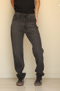 Pantalones de jean Juliette en color gris oscuro, modelo de corte recto, combinados con zapatillas deportivas.