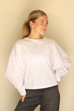 Remera blanca de manga larga y corte amplio, modelo Barry, luciendo un look casual y moderno.