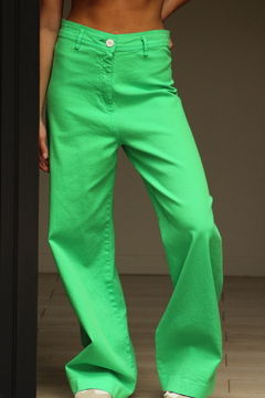 Pantalón verde de corte recto, con boton en la parte frontal.