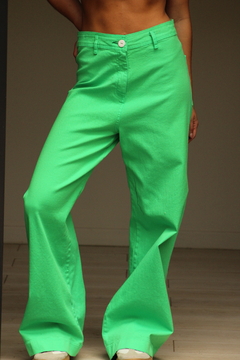 Pantalón ancho de color verde, con un diseño moderno y detalles de botón en la parte delantera.