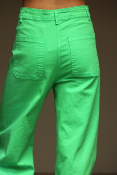 Pantalón Arizona de color verde brillante, visto desde atrás, con bolsillos traseros visibles.
