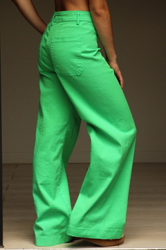 Pantalón verde de corte amplio visto desde atrás