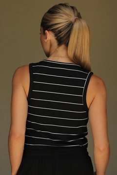 Musculosa Tuxi de rayas negras y blancas, vista posterior, con tirantes anchos.