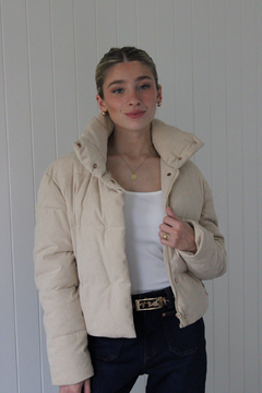 Campera puffer de corderoy, con manga larga y bolsillos.