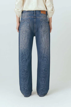 Straight de denim rígido con estampado de serpiente. Composición: 100% algodón.