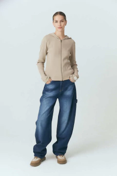 Pantalón baggy de denim azul con bolsillos laterales y trabas en cintura con hebillas. Composición: 100% algodón