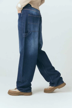 Pantalón baggy de denim azul con bolsillos laterales y trabas en cintura con hebillas. Composición: 100% algodón