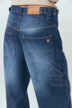 Pantalón baggy de denim azul con bolsillos laterales y trabas en cintura con hebillas. Composición: 100% algodón