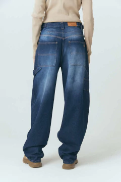 Pantalón baggy de denim azul con bolsillos laterales y trabas en cintura con hebillas. Composición: 100% algodón