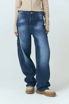 Pantalón baggy de denim azul con bolsillos laterales y trabas en cintura con hebillas. Composición: 100% algodón