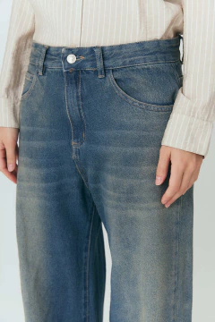 Jean Super wide rígido con lavado matizado.