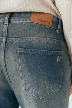 Jean Super wide rígido con lavado matizado.