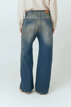 Jean Super wide rígido con lavado matizado.
