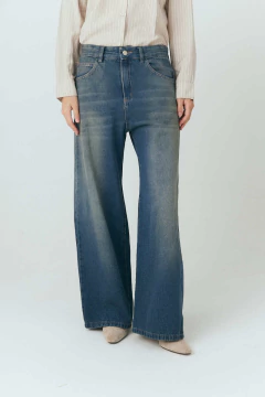 Jean Super wide rígido con lavado matizado.
