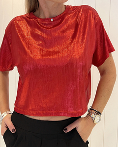 Remera LAYLA de color rojo brillante, con un diseño de manga corta y corte cropped, usada por una mujer.