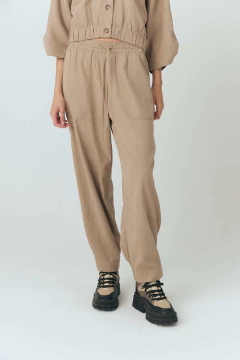 Pantalón de new coating, estilo joggin, con cintura elastizada.