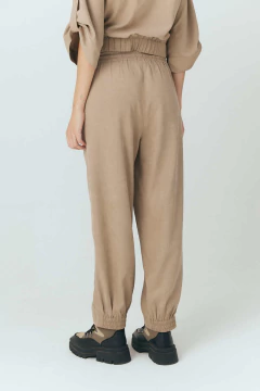 Pantalón de new coating, estilo joggin, con cintura elastizada.