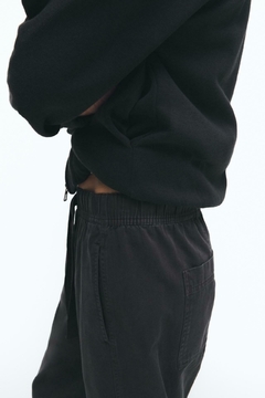 Pantalón de tiro alto con cintura elástica ajustable. Bolsillos delanteros y bolsillos de plastrón en espalda. Pernera recta.
