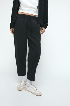 Pantalón de tiro alto con cintura elástica ajustable. Bolsillos delanteros y bolsillos de plastrón en espalda. Pernera recta.