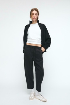 Pantalón de tiro alto con cintura elástica ajustable. Bolsillos delanteros y bolsillos de plastrón en espalda. Pernera recta.