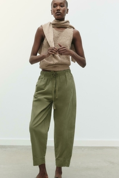 Pantalón de tiro alto con cintura elástica ajustable. Bolsillos delanteros y bolsillos de plastrón en espalda. Pernera recta.