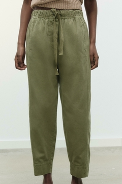 Pantalón de tiro alto con cintura elástica ajustable. Bolsillos delanteros y bolsillos de plastrón en espalda. Pernera recta.