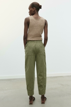 Pantalón de tiro alto con cintura elástica ajustable. Bolsillos delanteros y bolsillos de plastrón en espalda. Pernera recta.