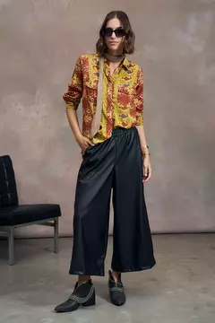 Pantalon ancho confeccionado en eco cuero. Cintura elastizada y botamanga ancha.