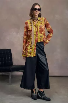 Pantalon ancho confeccionado en eco cuero. Cintura elastizada y botamanga ancha.