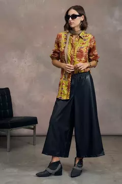 Pantalon ancho confeccionado en eco cuero. Cintura elastizada y botamanga ancha.