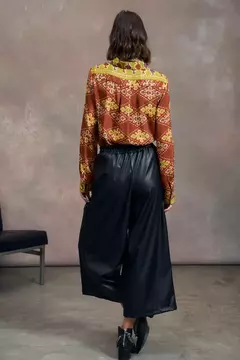 Pantalon ancho confeccionado en eco cuero. Cintura elastizada y botamanga ancha.